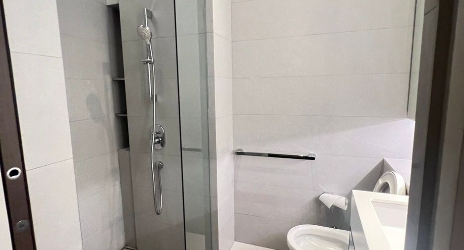 For rent 3 bedrooms condo in Watthana, Bangkok