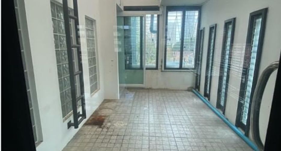 For rent and for sale 8 bed retail Space in Watthana, Bangkok