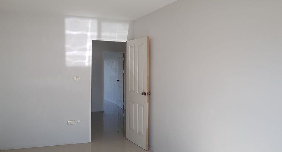 For rent and for sale 3 bedrooms retail Space in Si Racha, Chonburi