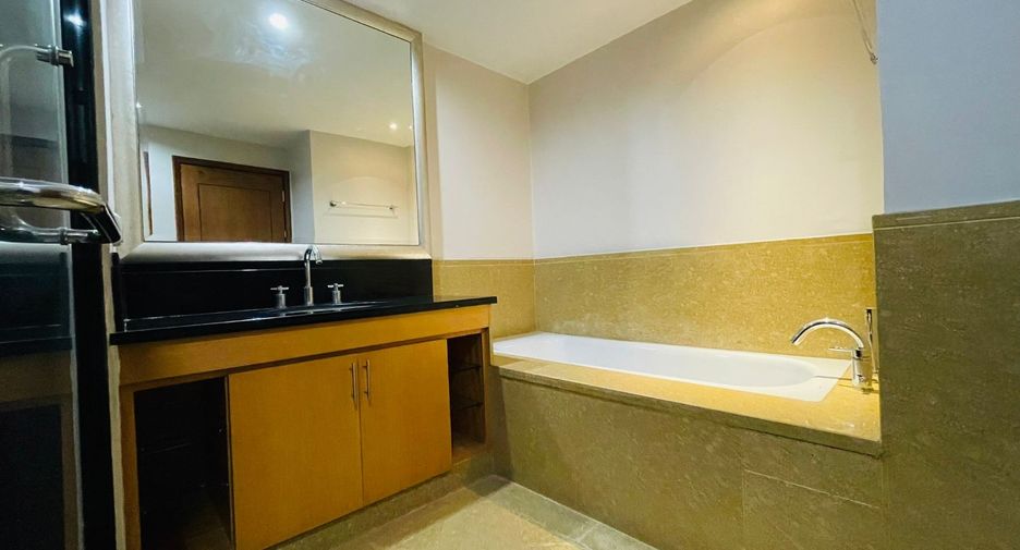 For rent 2 bedrooms condo in Sathon, Bangkok