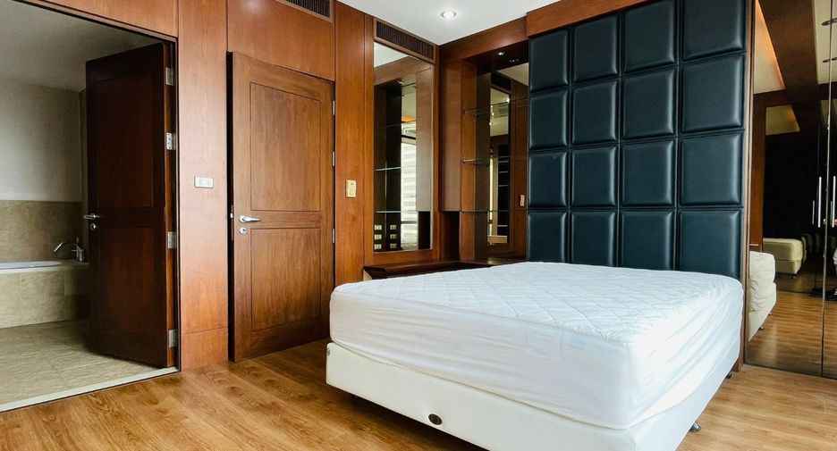 For rent 2 bedrooms condo in Sathon, Bangkok