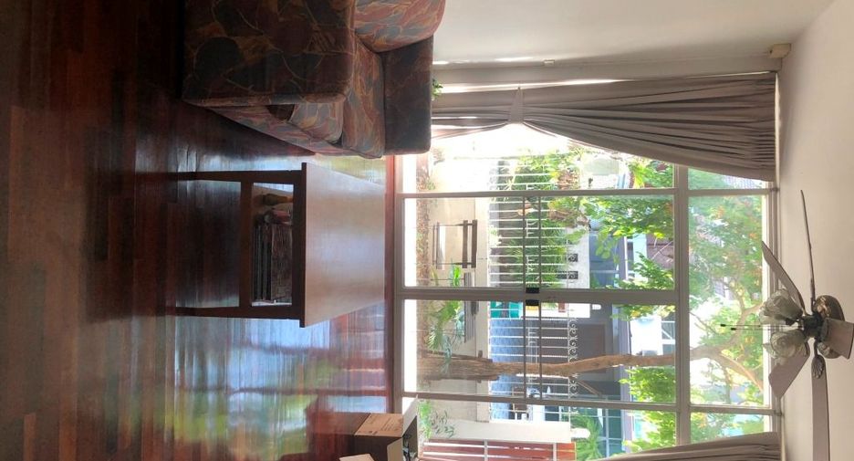 For rent 4 bedrooms townhouse in Watthana, Bangkok