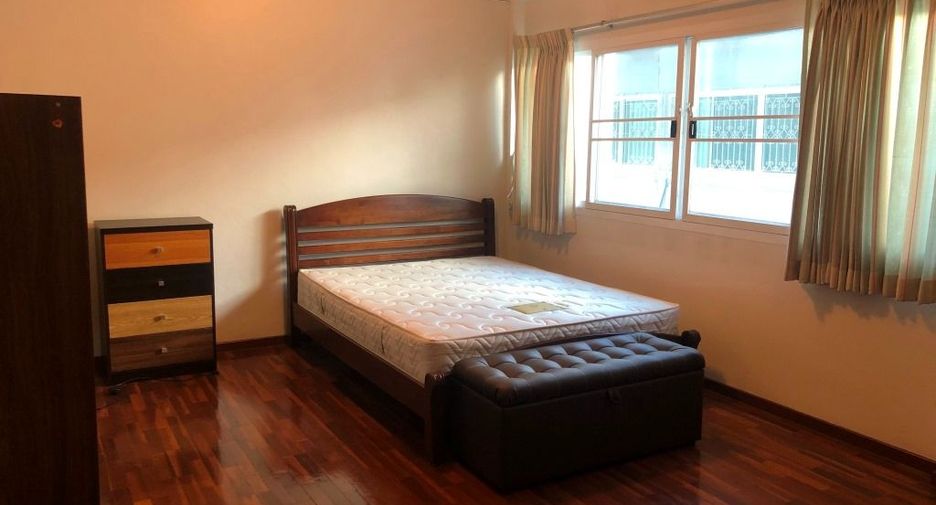 For rent 4 bedrooms townhouse in Watthana, Bangkok