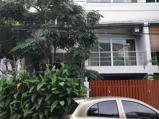 For rent 4 bedrooms townhouse in Watthana, Bangkok