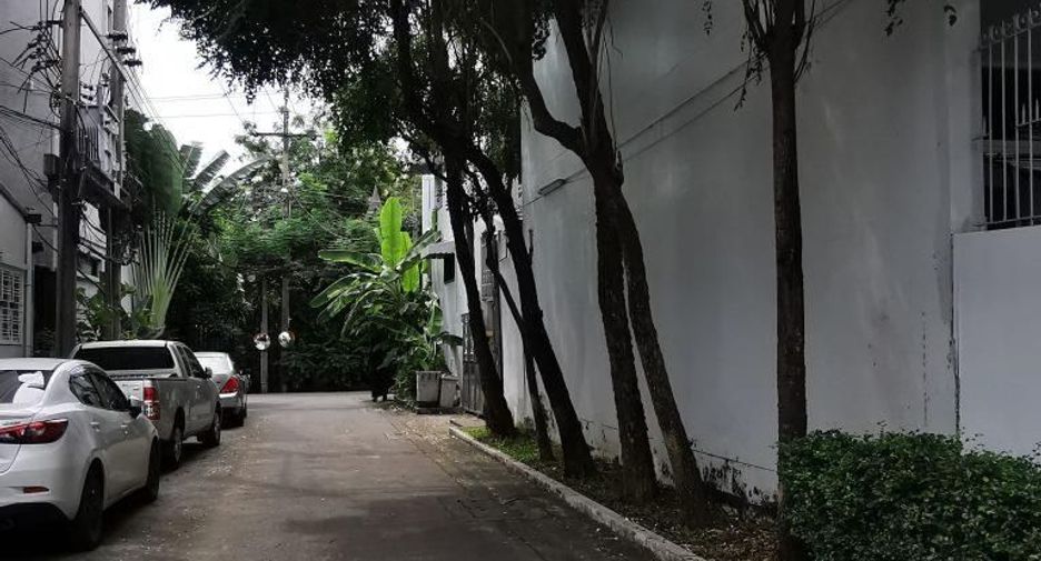 For rent 4 bedrooms townhouse in Watthana, Bangkok