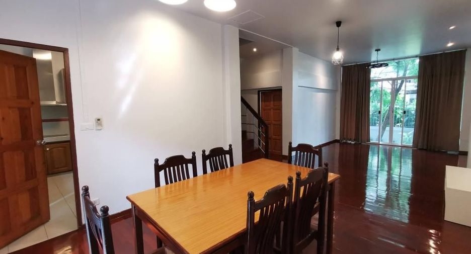 For rent 4 bedrooms townhouse in Watthana, Bangkok