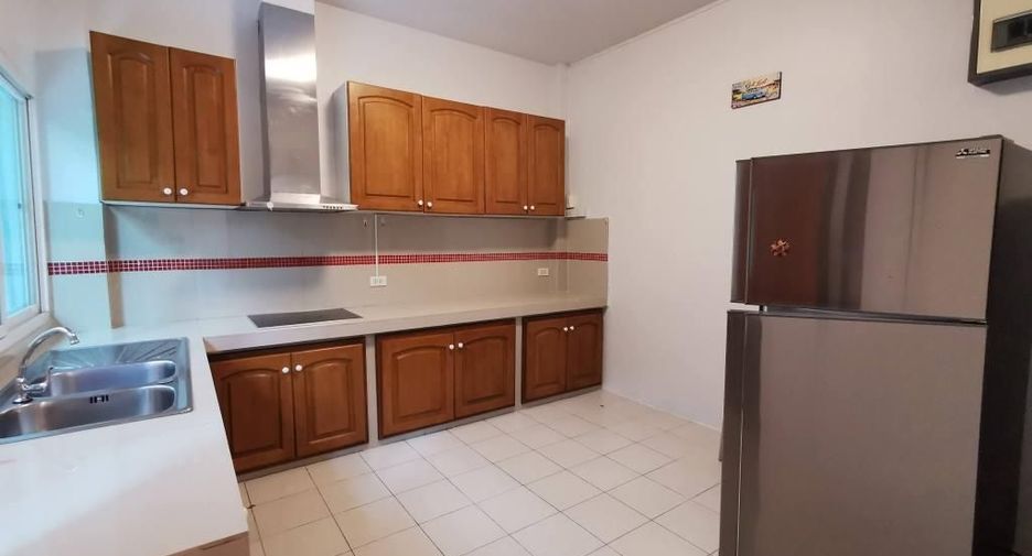 For rent 4 bedrooms townhouse in Watthana, Bangkok