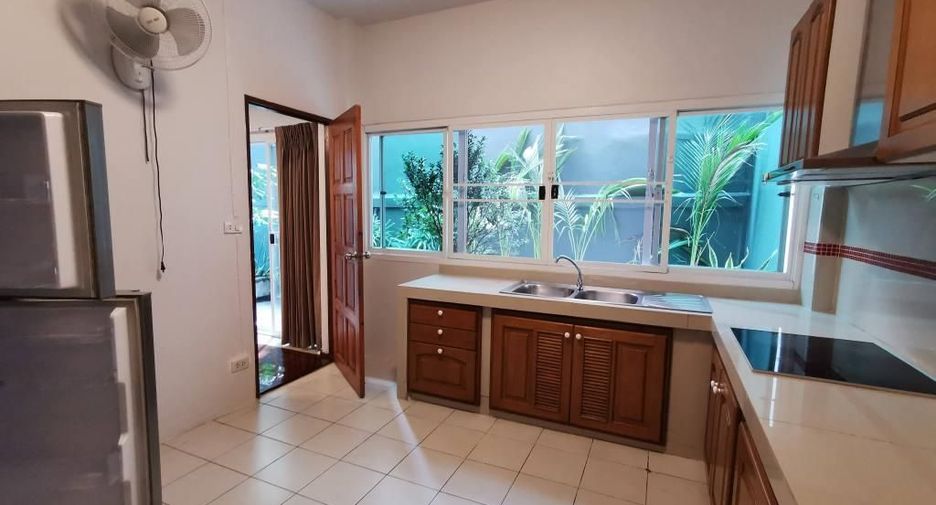 For rent 4 bedrooms townhouse in Watthana, Bangkok