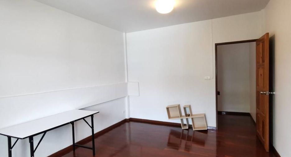 For rent 4 bedrooms townhouse in Watthana, Bangkok
