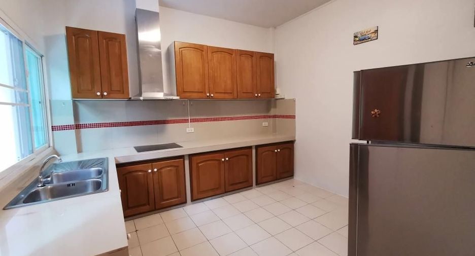 For rent 4 bedrooms townhouse in Watthana, Bangkok