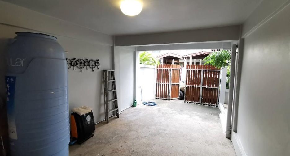 For rent 4 bedrooms townhouse in Watthana, Bangkok