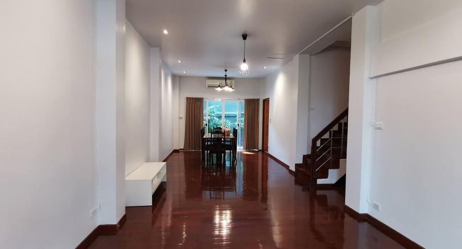 For rent 4 bedrooms townhouse in Watthana, Bangkok