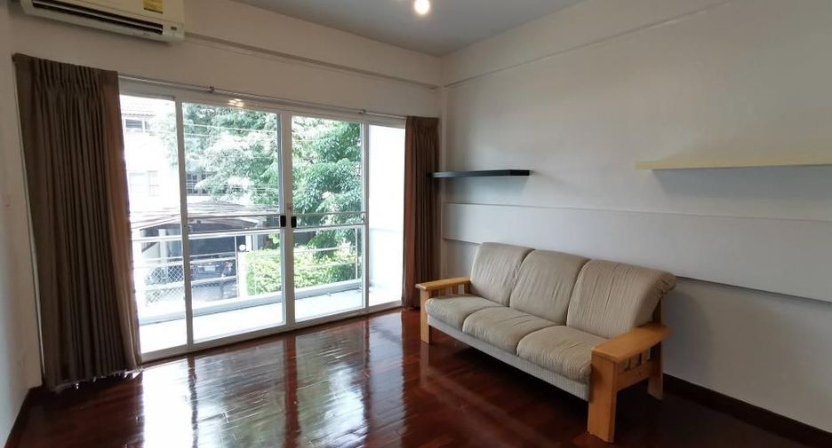 For rent 4 bedrooms townhouse in Watthana, Bangkok