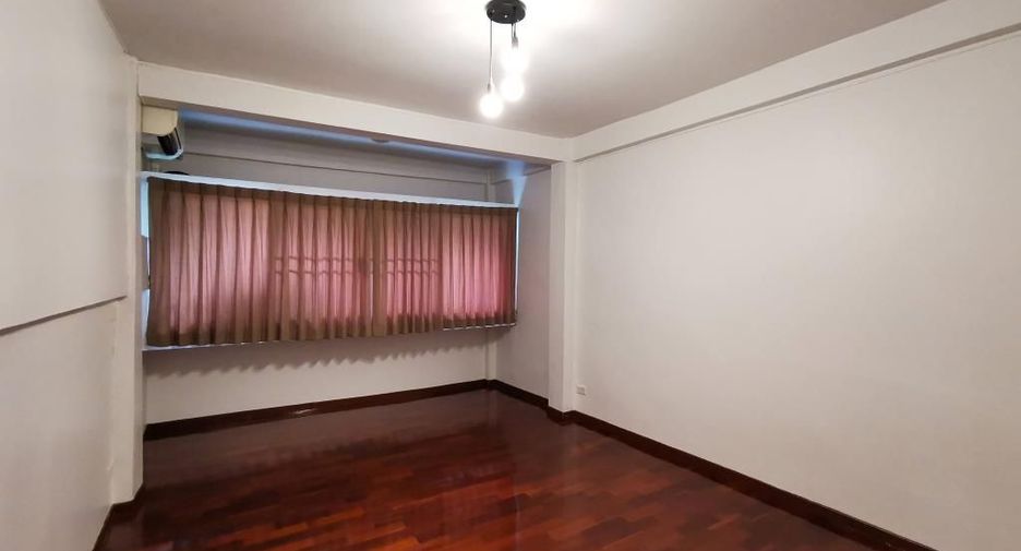 For rent 4 bedrooms townhouse in Watthana, Bangkok