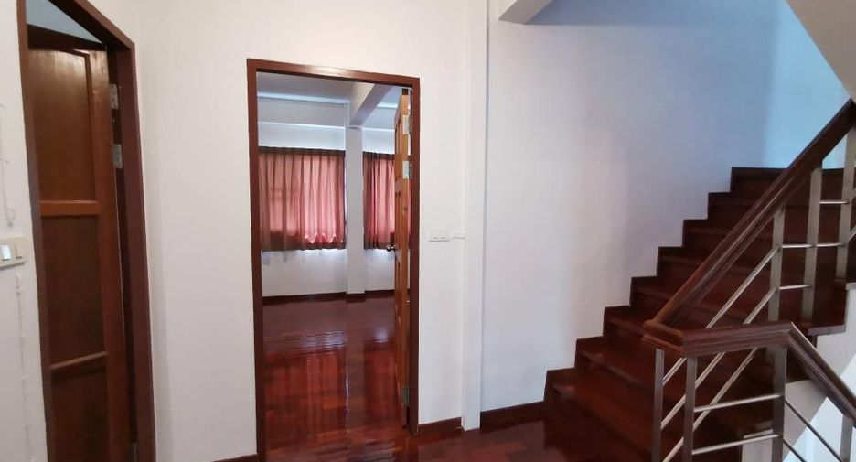 For rent 4 bedrooms townhouse in Watthana, Bangkok