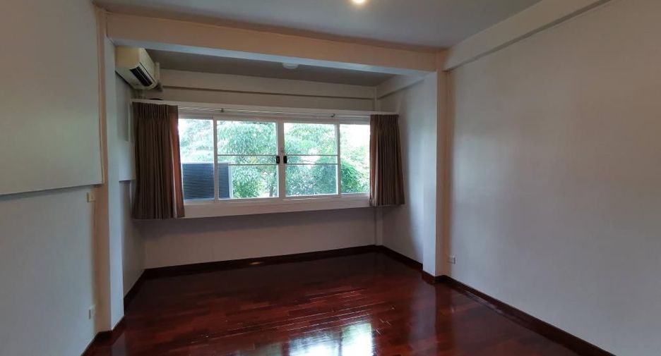 For rent 4 bedrooms townhouse in Watthana, Bangkok