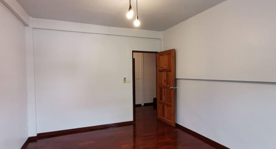 For rent 4 bedrooms townhouse in Watthana, Bangkok