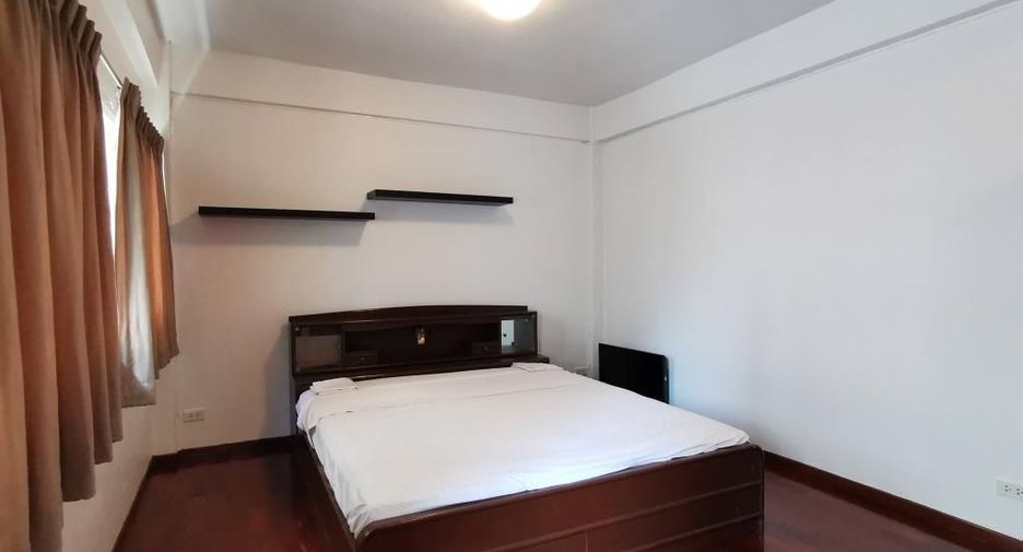 For rent 4 bedrooms townhouse in Watthana, Bangkok
