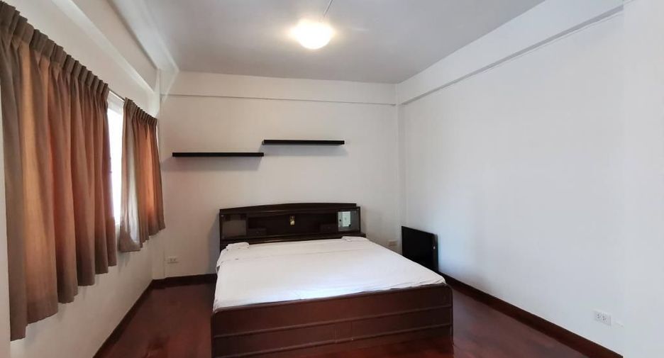 For rent 4 bedrooms townhouse in Watthana, Bangkok