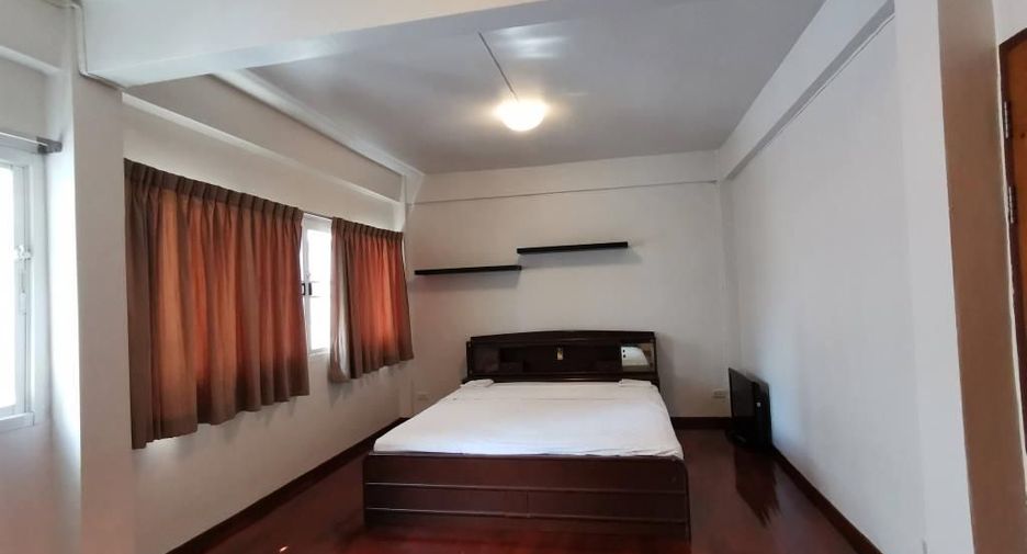 For rent 4 bedrooms townhouse in Watthana, Bangkok