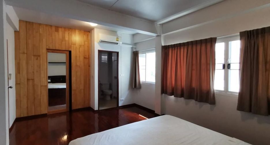 For rent 4 bedrooms townhouse in Watthana, Bangkok