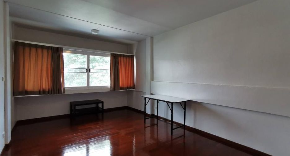 For rent 4 bedrooms townhouse in Watthana, Bangkok