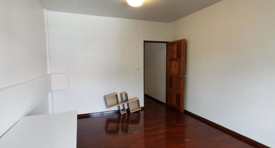 For rent 4 bedrooms townhouse in Watthana, Bangkok