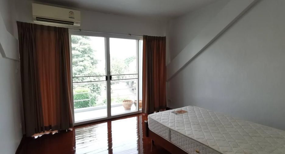 For rent 4 bedrooms townhouse in Watthana, Bangkok