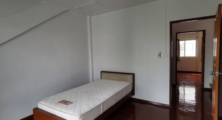 For rent 4 bedrooms townhouse in Watthana, Bangkok