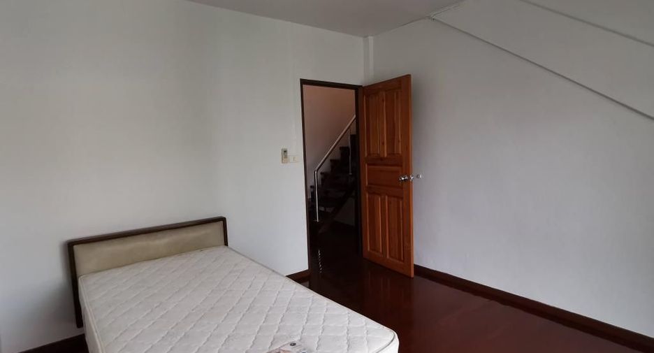 For rent 4 bedrooms townhouse in Watthana, Bangkok