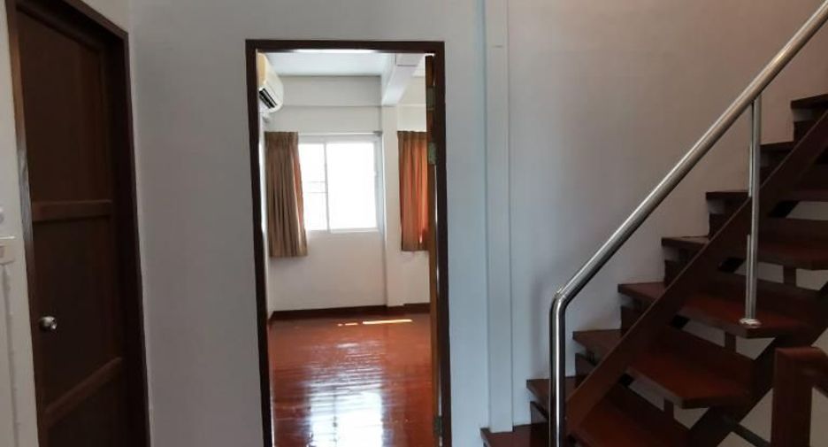 For rent 4 bedrooms townhouse in Watthana, Bangkok