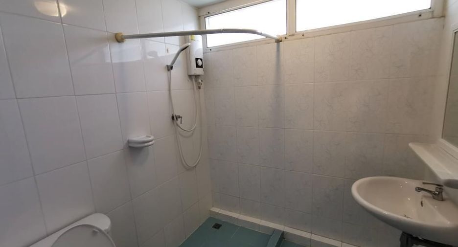 For rent 4 bedrooms townhouse in Watthana, Bangkok