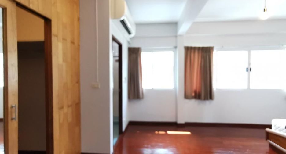 For rent 4 bedrooms townhouse in Watthana, Bangkok