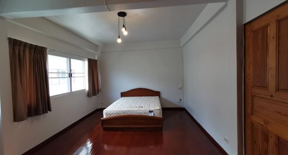 For rent 4 bedrooms townhouse in Watthana, Bangkok