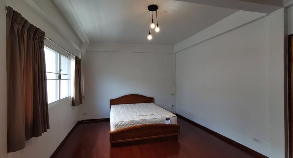 For rent 4 bedrooms townhouse in Watthana, Bangkok