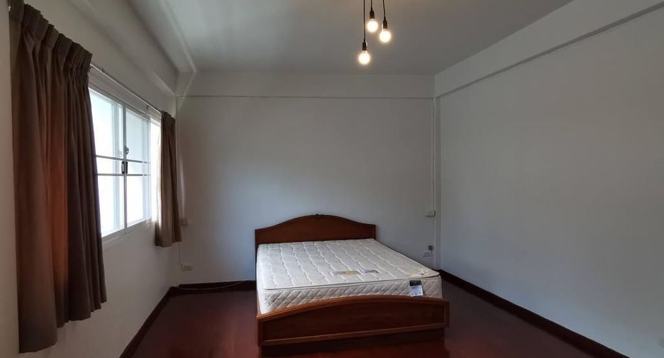 For rent 4 bedrooms townhouse in Watthana, Bangkok