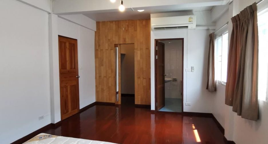 For rent 4 bedrooms townhouse in Watthana, Bangkok