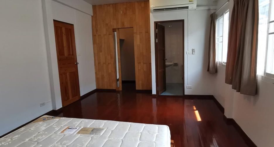 For rent 4 bedrooms townhouse in Watthana, Bangkok