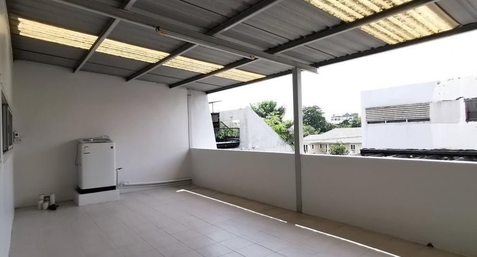 For rent 4 bedrooms townhouse in Watthana, Bangkok