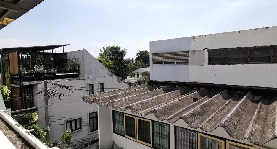 For rent 4 bedrooms townhouse in Watthana, Bangkok