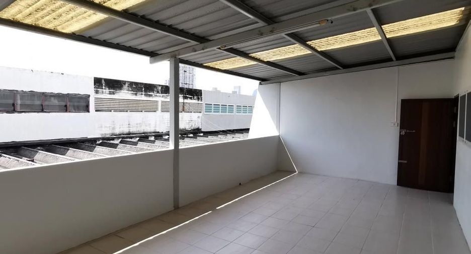 For rent 4 bedrooms townhouse in Watthana, Bangkok