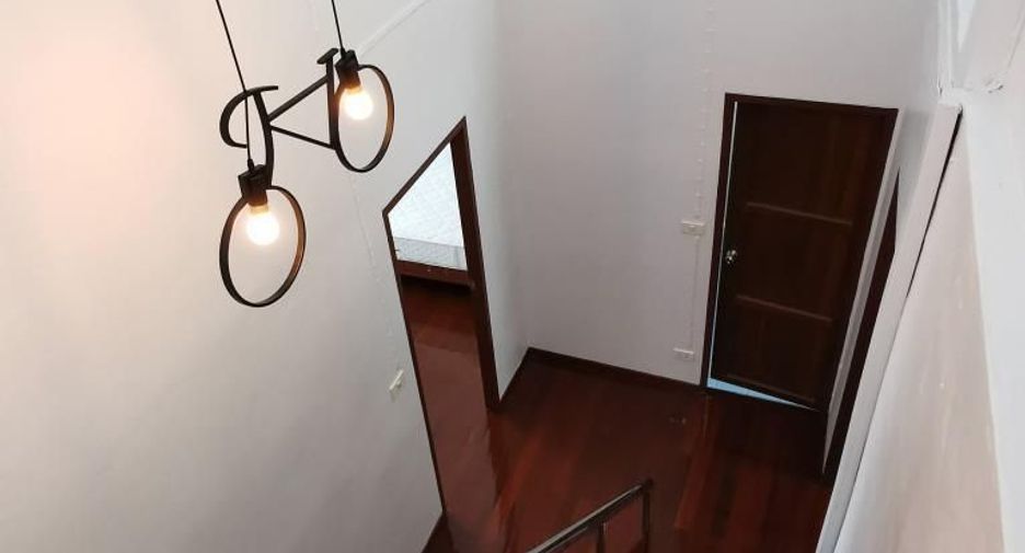 For rent 4 bedrooms townhouse in Watthana, Bangkok