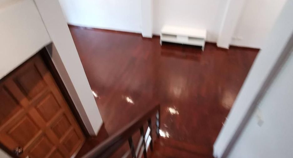 For rent 4 bedrooms townhouse in Watthana, Bangkok