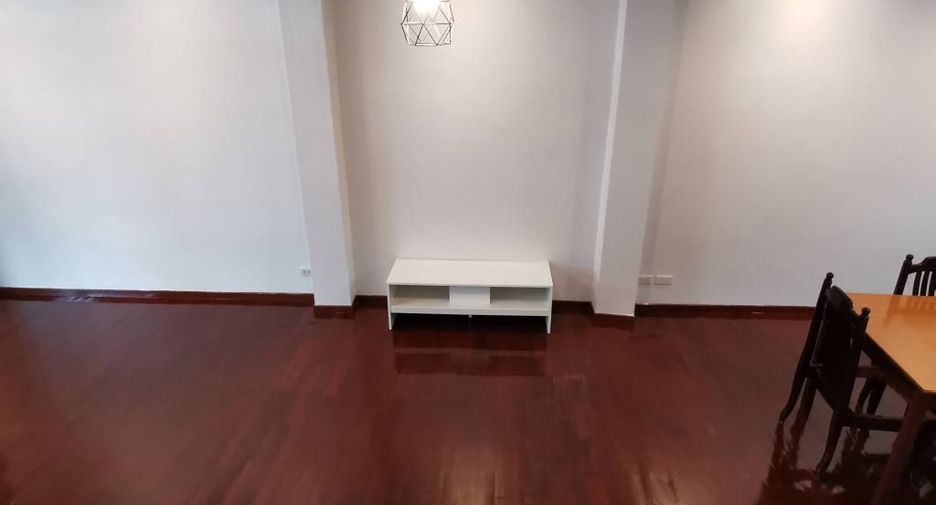 For rent 4 bedrooms townhouse in Watthana, Bangkok
