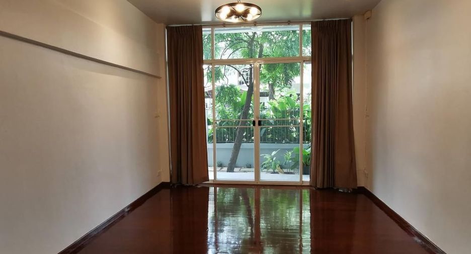 For rent 4 bedrooms townhouse in Watthana, Bangkok
