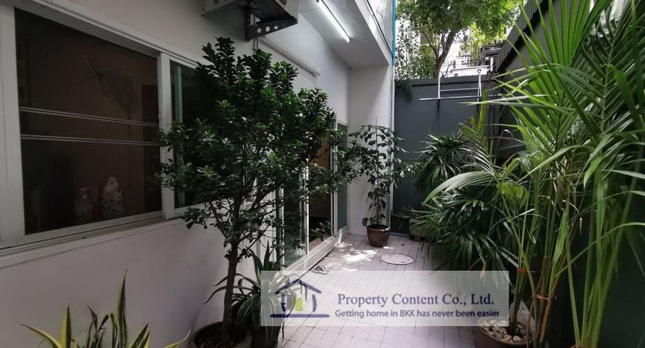 For rent 4 bedrooms townhouse in Watthana, Bangkok