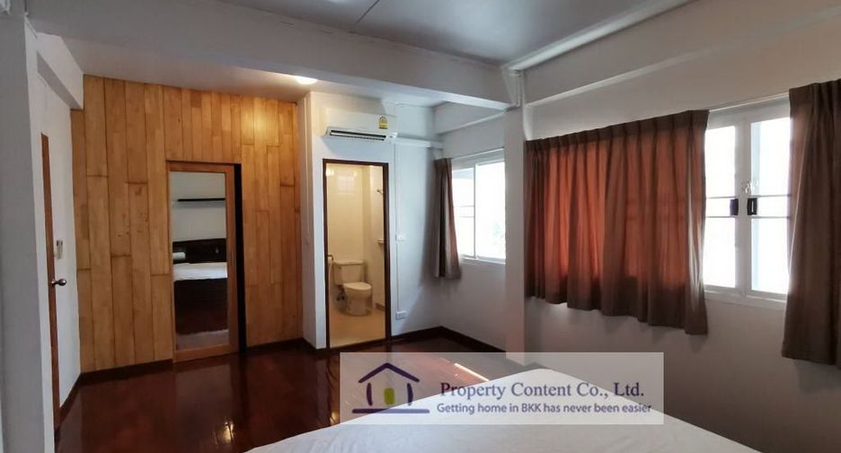 For rent 4 bedrooms townhouse in Watthana, Bangkok