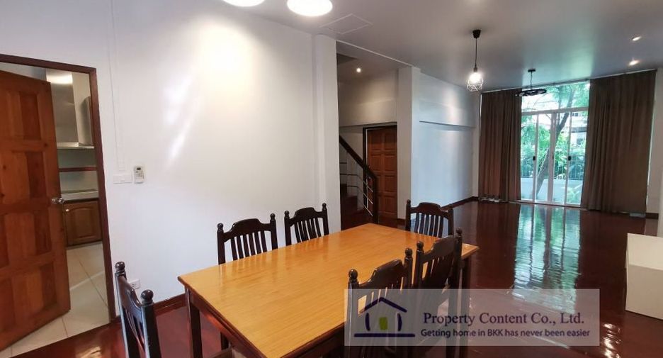 For rent 4 bedrooms townhouse in Watthana, Bangkok