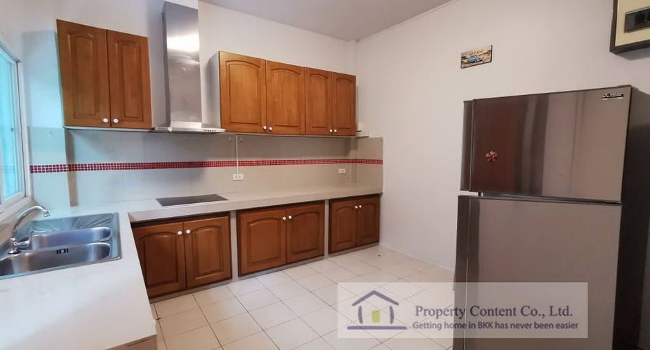 For rent 4 bedrooms townhouse in Watthana, Bangkok