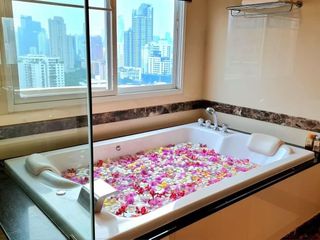 For rent 4 bed serviced apartment in Watthana, Bangkok
